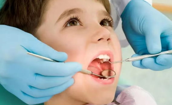 孩子牙齿不齐，换牙前还是换牙后矫正呢？